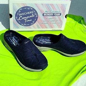 🩵 NIB Women's Skechers Navy slides size 6.5🩵